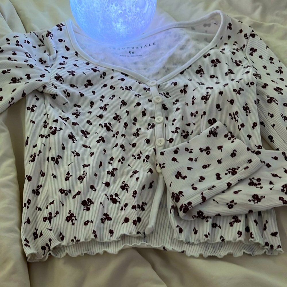 Floral print design long sleeve top.